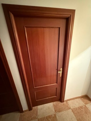Puerta de madera con cristal