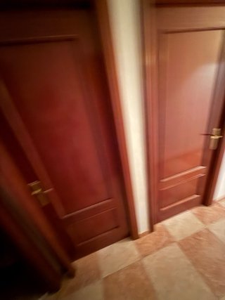 Puerta de madera con cristal