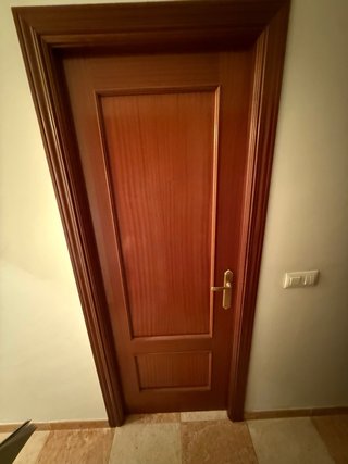 Puerta de madera con cristal