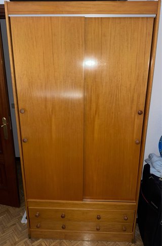 Guardaroba in legno con porte scorrevoli