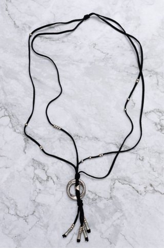 Collar cuerda negra con detalles plateados