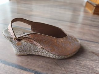 Sandalias de cuña rosas con destellos dorados