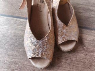 Sandalias de cuña rosas con destellos dorados
