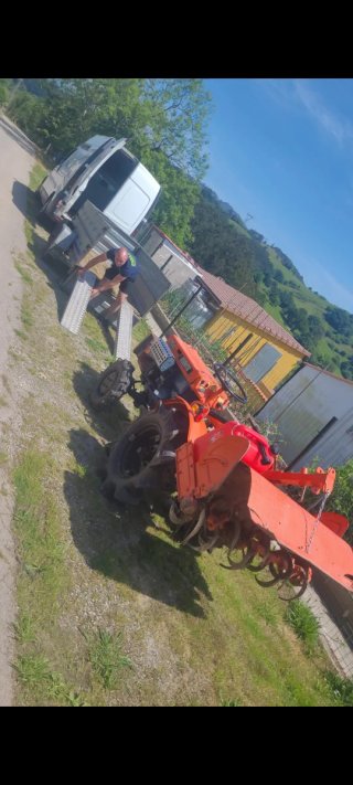 Tractor con aperos en perfecto estado