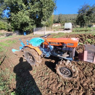 Tractor con aperos en perfecto estado