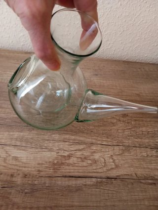 Porrón con hueco y botella con asa