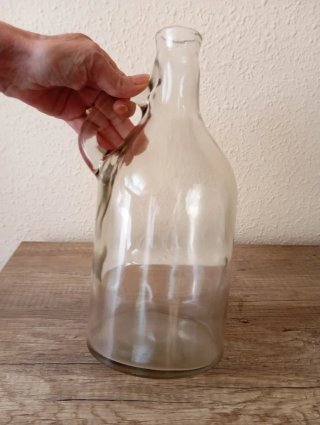 Porrón con hueco y botella con asa
