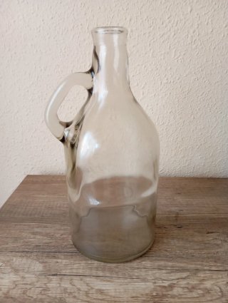 Porrón con hueco y botella con asa