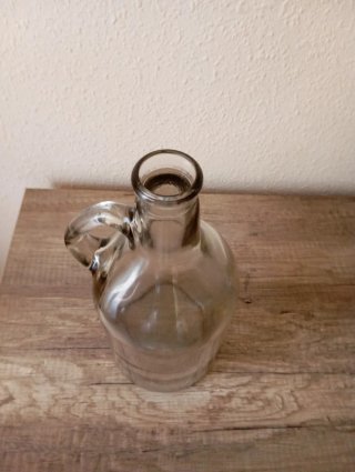 Porrón con hueco y botella con asa