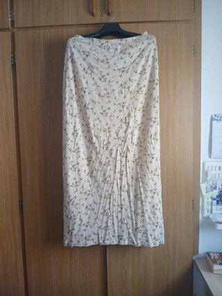 Falda larga floral beige y verde