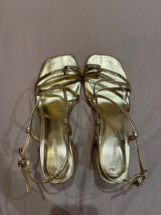 Sandalias tacón Stradivarius doradas talla 38