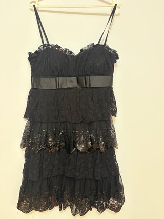 Vestido de fiesta negro con volantes y lentejuelas