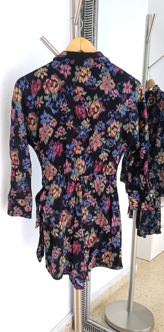 Mono corto de Zara. Nuevo. Con lazada en la cintur