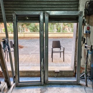 Puerta metálica doble para acristalar