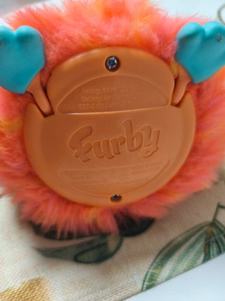 Furby con pelaje rosa y naranja