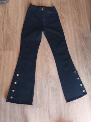 Pantalón Negro Campana con Botones