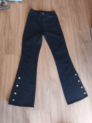Pantalón Negro Campana con Botones