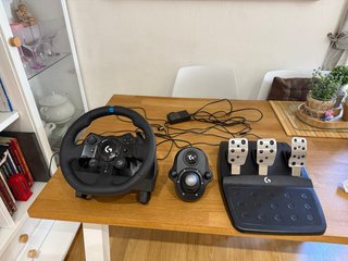 Volante Logitech G923/pedales/ palanca de cambios.