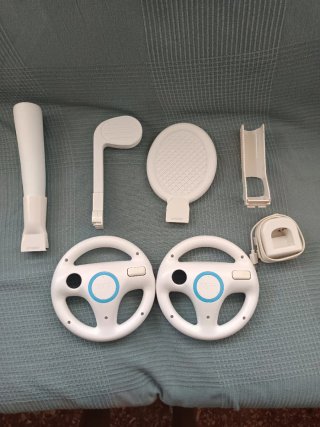 Consola WII  con accesorios y bolsas originales .