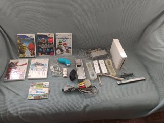 Consola WII  con accesorios y bolsas originales .