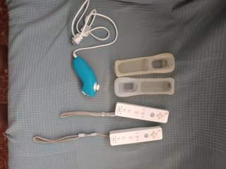 Consola WII  con accesorios y bolsas originales .