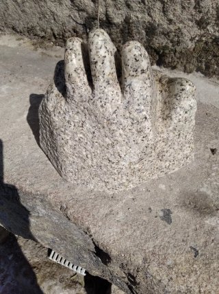 Escultura Mano Granito Silvestre
