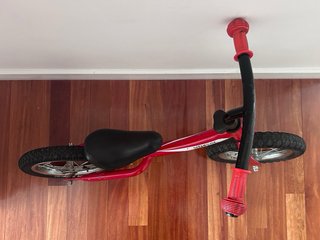 Bicicleta de equilibrio Boomerang roja