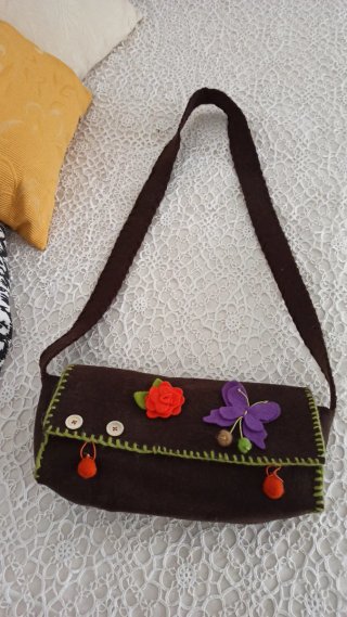 Borsa tracolla in feltro decorata.