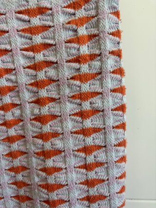 Pantalón crochet estampado naranja y rosa