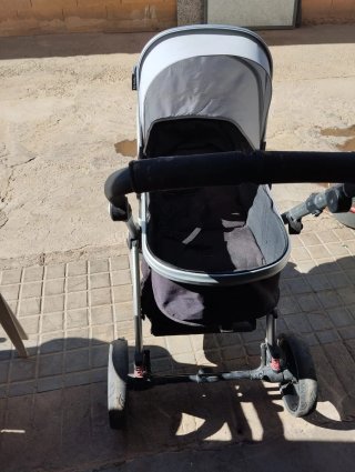 Carrito de bebé gris y negro