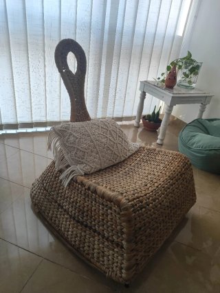 Mecedora de mimbre con asiento de cojín