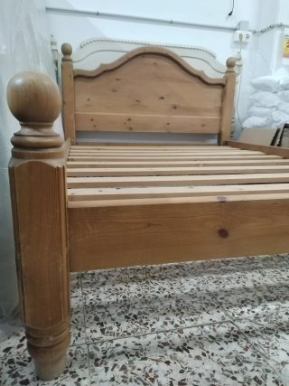 Cama de Madera Maciza de Pino con Cabecero Curvado