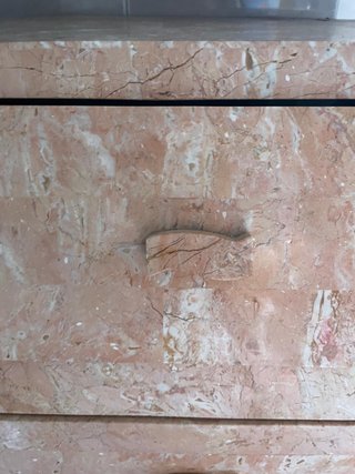 Cassettiera sagomata marmo rosa e legno