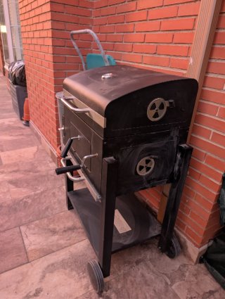 Barbacoa de carbón negra y plateada