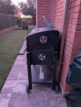 Barbacoa de carbón negra y plateada