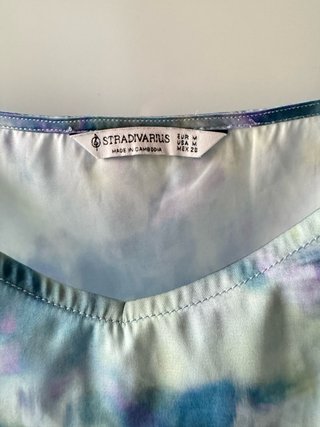 Crop top satinado tie-dye boho Y2K de Stradivarius