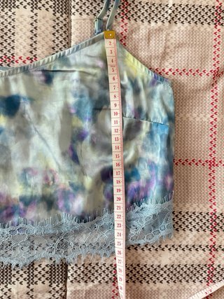 Crop top satinado tie-dye boho Y2K de Stradivarius