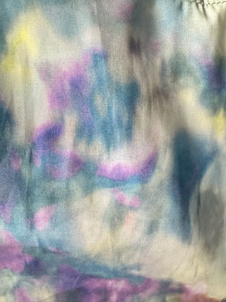 Crop top satinado tie-dye boho Y2K de Stradivarius