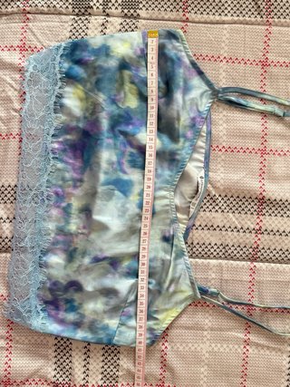 Crop top satinado tie-dye boho Y2K de Stradivarius