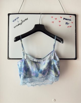Crop top satinado tie-dye boho Y2K de Stradivarius