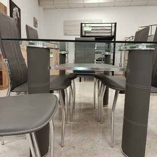 Mesa de Cristal y 6 Sillas de Polipiel