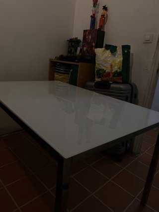 Mesa con sobre de cristal