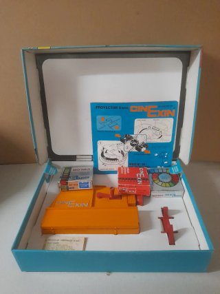 Proyector Cinexin con accesorios