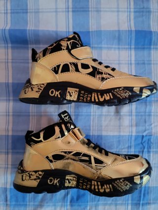 Botas Deportivas Doradas y Negras