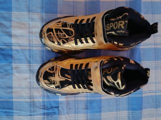 Botas Deportivas Doradas y Negras