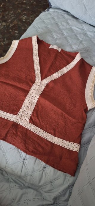 Blusa color teja con detalles de encaje