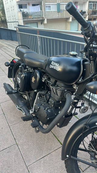 Royal Enfield Moto Negra. Classic 500