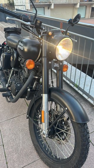 Royal Enfield Moto Negra. Classic 500