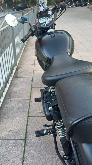 Royal Enfield Moto Negra. Classic 500