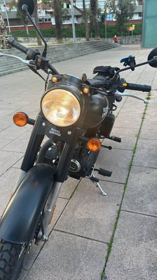 Royal Enfield Moto Negra. Classic 500